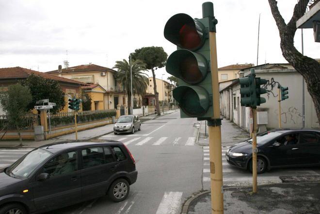 Due incidenti agli incroci con i semafori difettosi