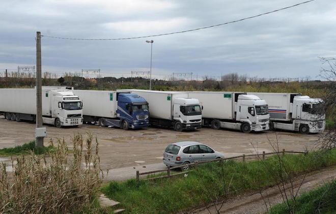 Rubano gasolio dai camion parcheggiati sotto il ponte 