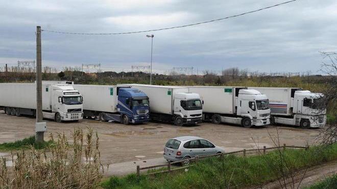 Rubano gasolio dai camion parcheggiati sotto il ponte