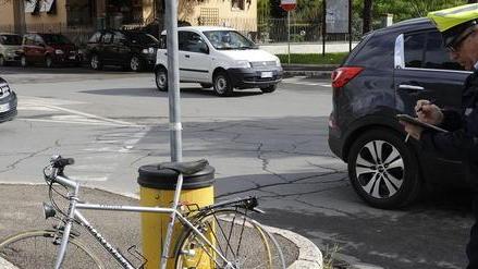 Anziano investito in bici: è grave