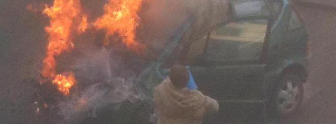 Auto in fiamme nel parcheggio 