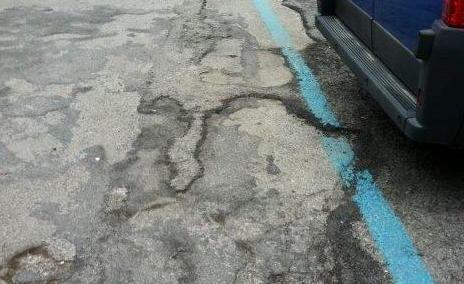 Il Comune tappa le buche nelle strade 