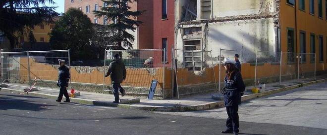 Tanti annunci, ma l’antico palazzo crolla 
