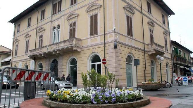 Polli arrosto e boutique, i commercianti insorgono