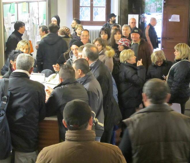 Sovraffollato e fuorilegge È il Centro per l’impiego 