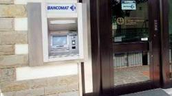 Ruba il bancomat a un anziano: incastrato dalle telecamere