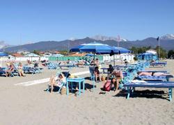 Ombrellone e due sdraio in offerta a prezzo di saldo 