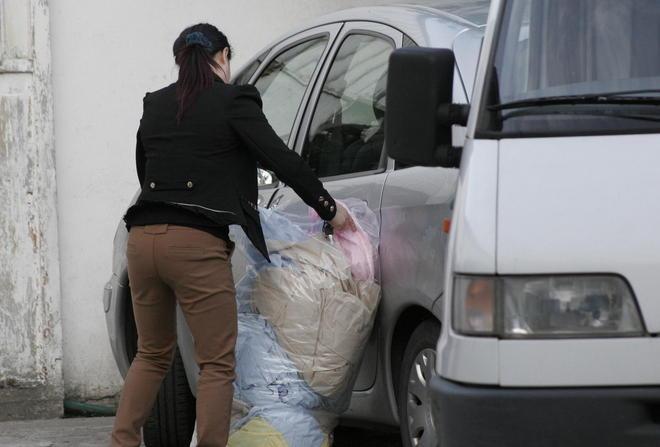 Trasportatori abusivi al Macrolotto: sequestrati 1.500 indumenti 