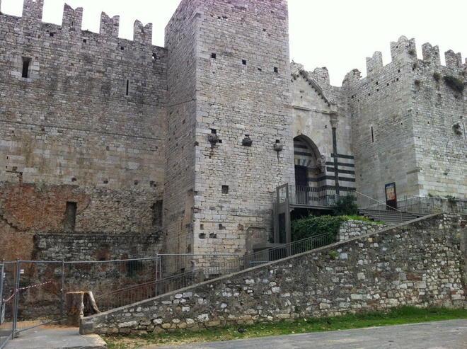 Anziana gettata a terra e rapinata della collanina dietro al Castello 