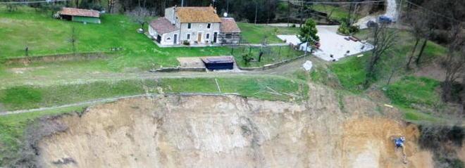 Villa minacciata dalla frana ora scatta il contenzioso 
