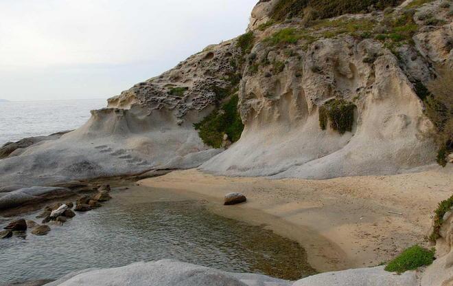 Spuntano i lettini a noleggio sulla spiaggetta del Cotoncello 