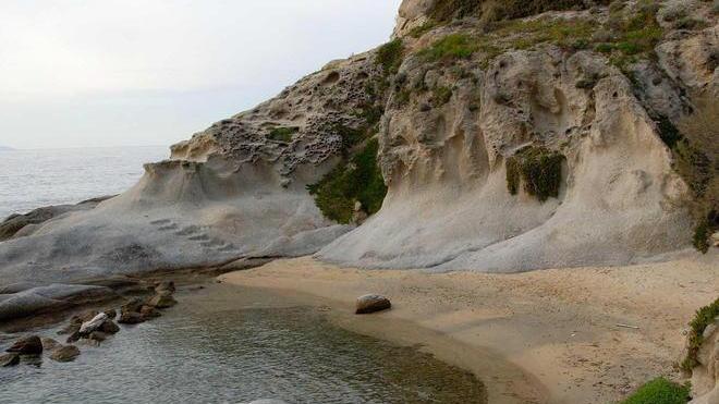 Spuntano i lettini a noleggio sulla spiaggetta del Cotoncello