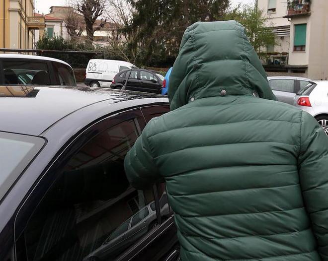 A Empoli c’è la banda dei satellitari: è psicosi per i furti in auto 