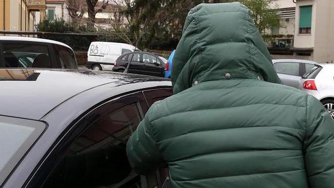 A Empoli c’è la banda dei satellitari: è psicosi per i furti in auto