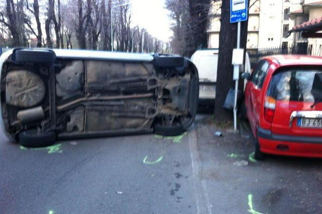 Auto investe una donna e si ribalta: al volante ubriaco