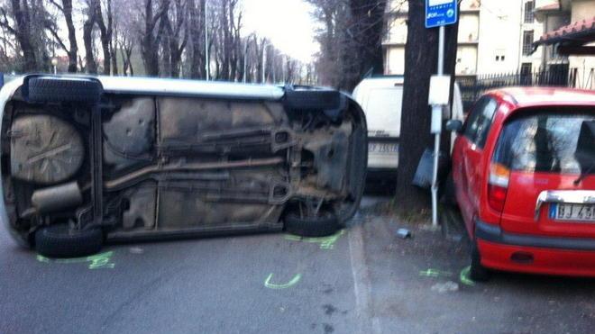 Auto investe una donna e si ribalta: al volante ubriaco
