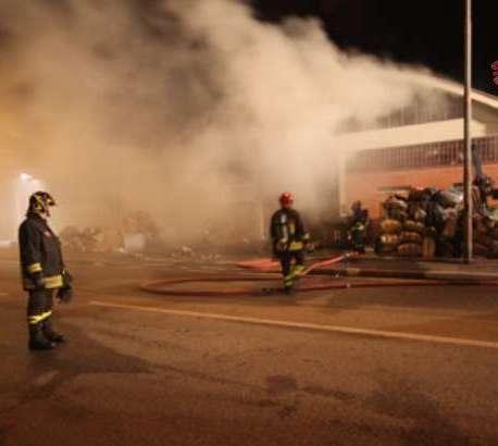 Incendio doloso distrugge magazzino di indumenti 