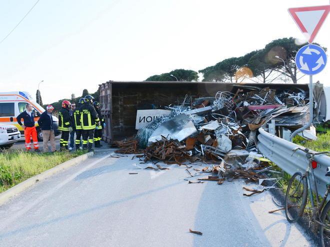 Camion si ribalta alla rotatoria