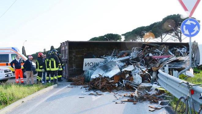 Camion si ribalta alla rotatoria