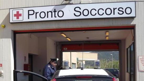 Ubriaco si getta in mare Salvato da un marittimo