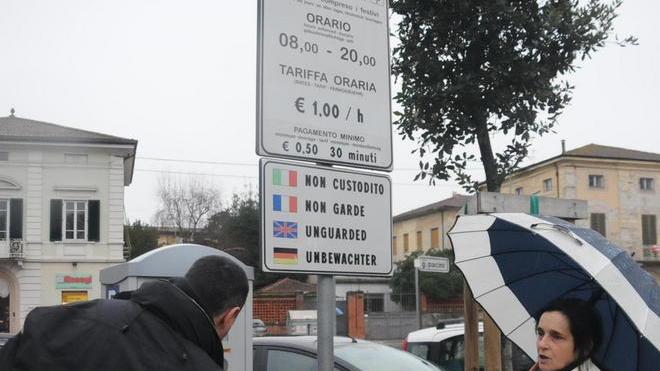 Viali con poche auto negli stalli di sosta per tutta la giornata