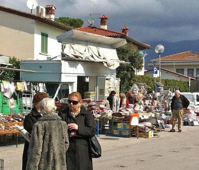 Fiori davanti alle boutique e polli arrosto sul viale 