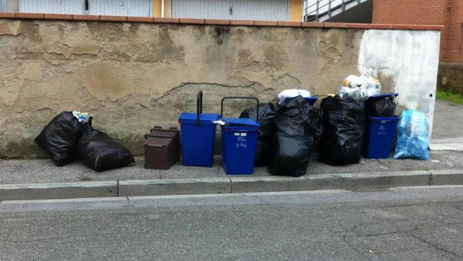 Rifiuti lasciati in strada va in tilt il porta a porta 