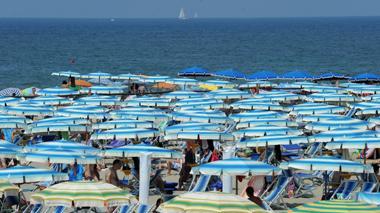 Spiaggia, stop agli aumenti Alzano i prezzi solo 13 bagni