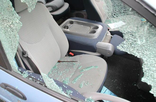 Giovane danneggia senza motivo 12 auto in sosta in via Abati 
