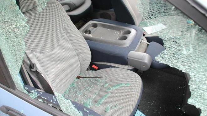 Giovane danneggia senza motivo 12 auto in sosta in via Abati