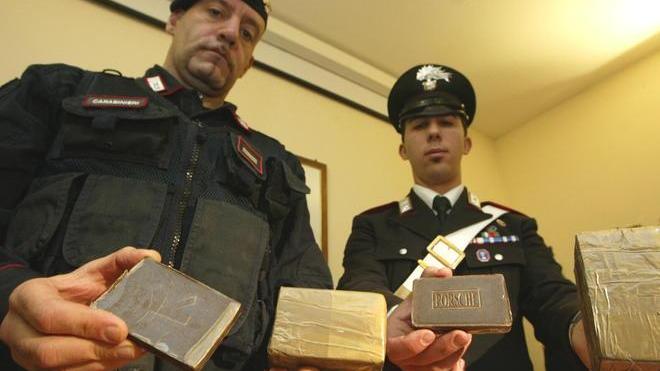 Spaccio di hashish, i carabinieri arrestano quattro persone