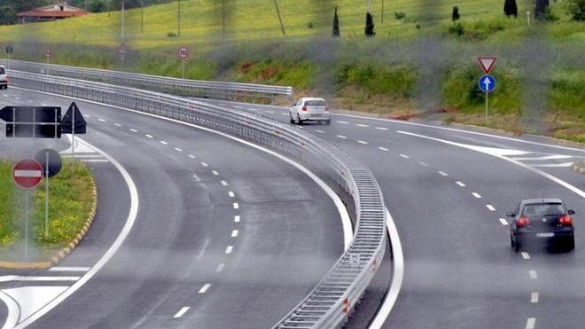 La pioggia rallenta i lavori, rimane chiusa la Senese