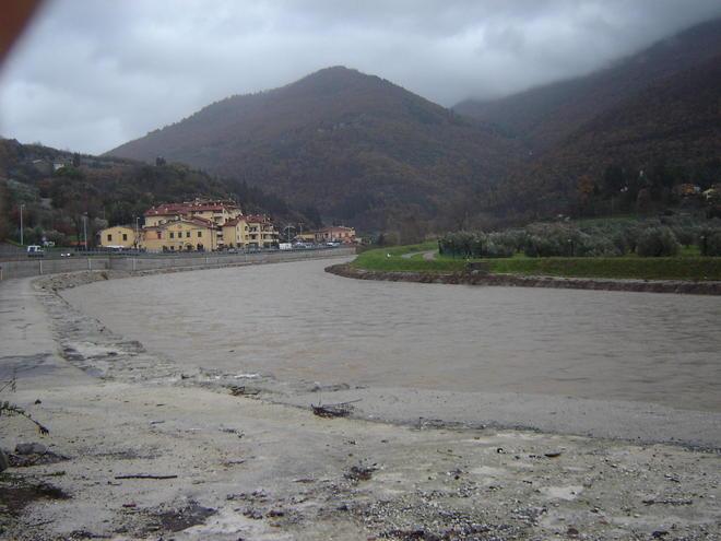 I poliziotti salvano una donna che si era gettata nel Bisenzio 