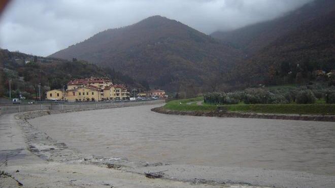 I poliziotti salvano una donna che si era gettata nel Bisenzio