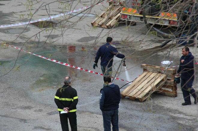 Misteriosa chiazza nera in un piazzale in via Da Vinci 