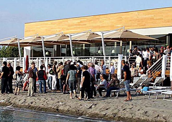 Cinque posti di lavoro nella spiaggia di città