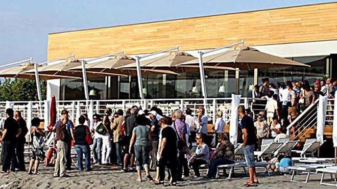 Cinque posti di lavoro nella spiaggia di città