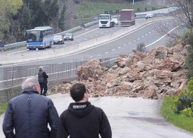 Frana, restano chiuse via Salcetti e due corsie sulla A 11 