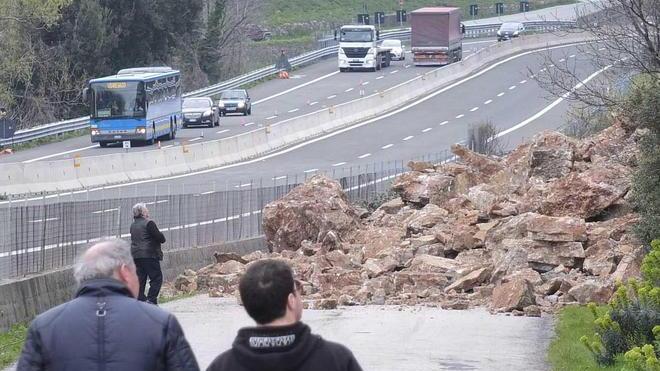 Frana, restano chiuse via Salcetti e due corsie sulla A 11