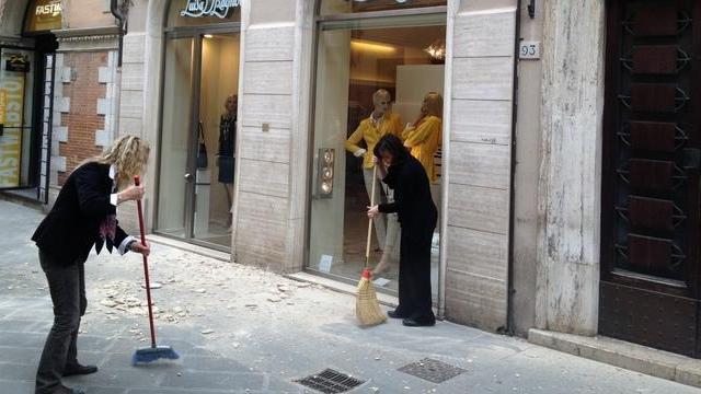 Cadono calcinacci in Corso Italia