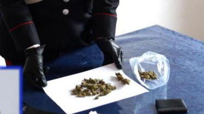 Vende droga a una minorenne, arrestato