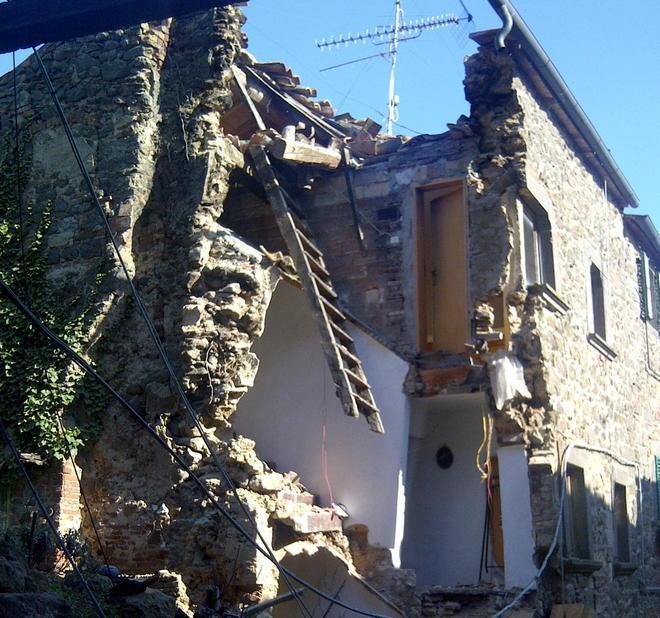 Crolla un’abitazione, evacuata la casa confinante