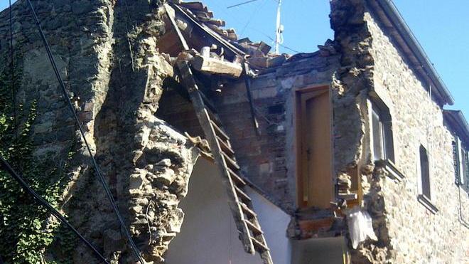Crolla un’abitazione, evacuata la casa confinante