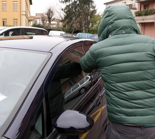 C’è la banda dei satellitari è psicosi per i furti in auto 