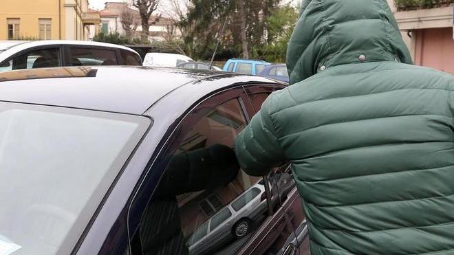 C’è la banda dei satellitari è psicosi per i furti in auto