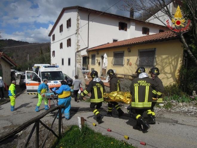 Cade dalla moto da cross lungo un sentiero sterrato a Vaiano 