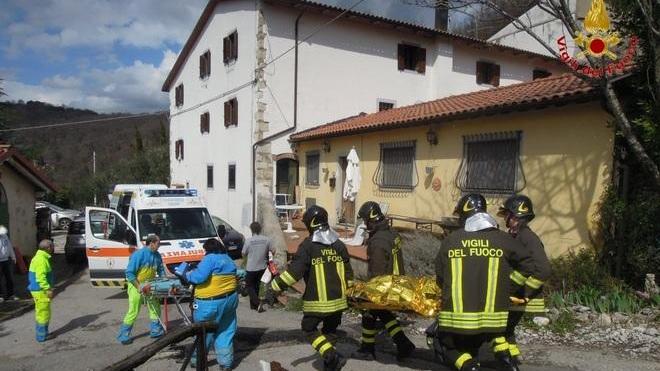 Cade dalla moto da cross lungo un sentiero sterrato a Vaiano
