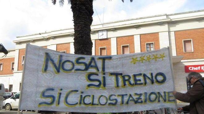 Il 5 Stelle manifesta alla stazione, accuse a Trenitalia