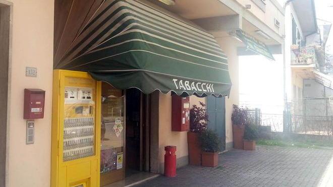 Ladri di sigarette in azione di notte in via del Salsero