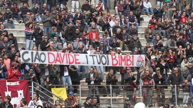 Striscioni e cori allo stadio per ricordare Davide Carlesi 